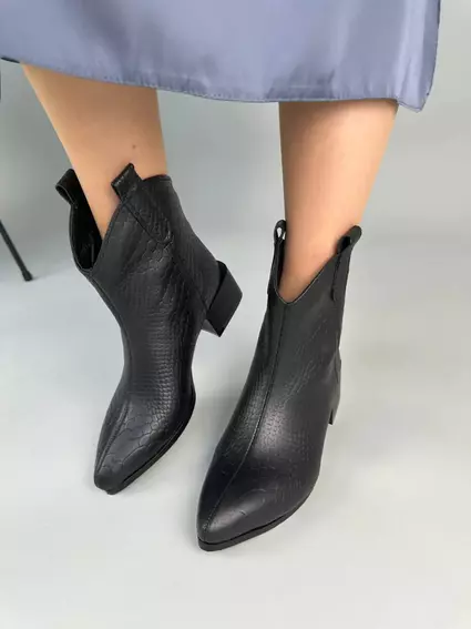 Ботинки казаки женские кожа рептилия черного цвета на каблуке демисезонные фото 5 — интернет-магазин Tapok