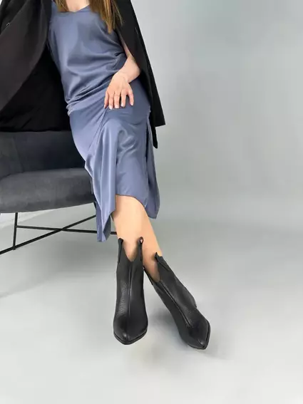 Ботинки казаки женские кожа рептилия черного цвета на каблуке демисезонные фото 6 — интернет-магазин Tapok