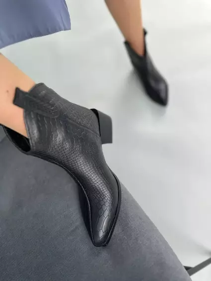 Ботинки казаки женские кожа рептилия черного цвета на каблуке демисезонные фото 8 — интернет-магазин Tapok