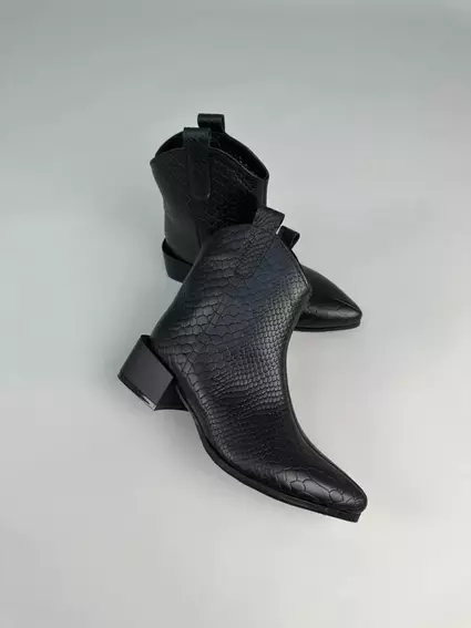 Ботинки казаки женские кожа рептилия черного цвета на каблуке демисезонные фото 10 — интернет-магазин Tapok