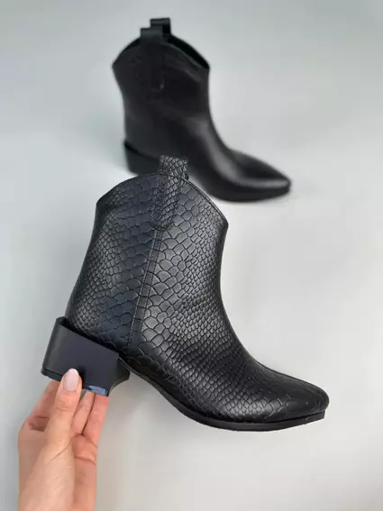 Ботинки казаки женские кожа рептилия черного цвета на каблуке демисезонные фото 11 — интернет-магазин Tapok