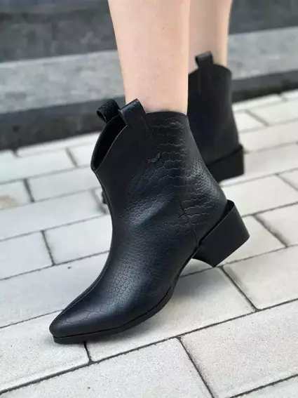 Ботинки казаки женские кожа рептилия черного цвета на каблуке демисезонные фото 13 — интернет-магазин Tapok