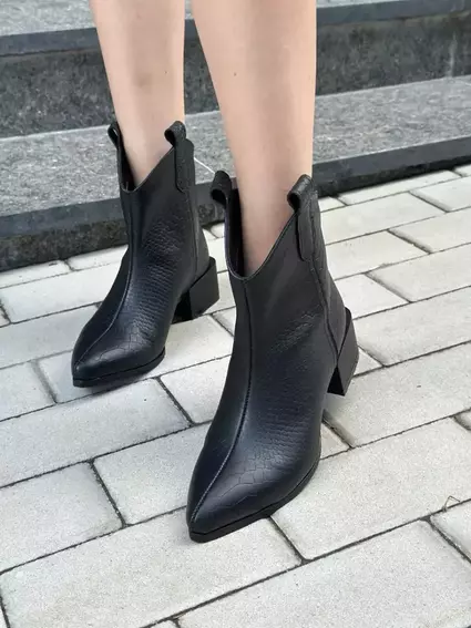 Ботинки казаки женские кожа рептилия черного цвета на каблуке демисезонные фото 14 — интернет-магазин Tapok