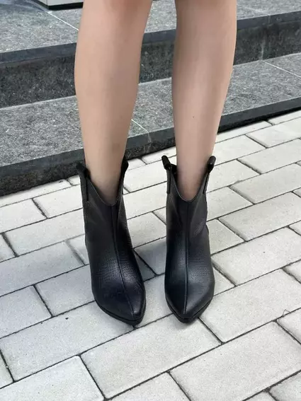 Ботинки казаки женские кожа рептилия черного цвета на каблуке демисезонные фото 15 — интернет-магазин Tapok
