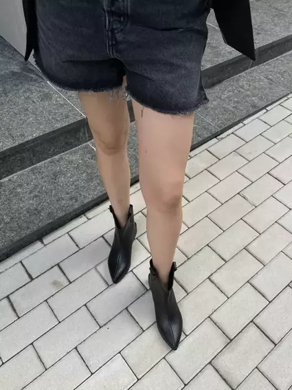 Ботинки казаки женские кожа рептилия черного цвета на каблуке демисезонные фото 16 — интернет-магазин Tapok
